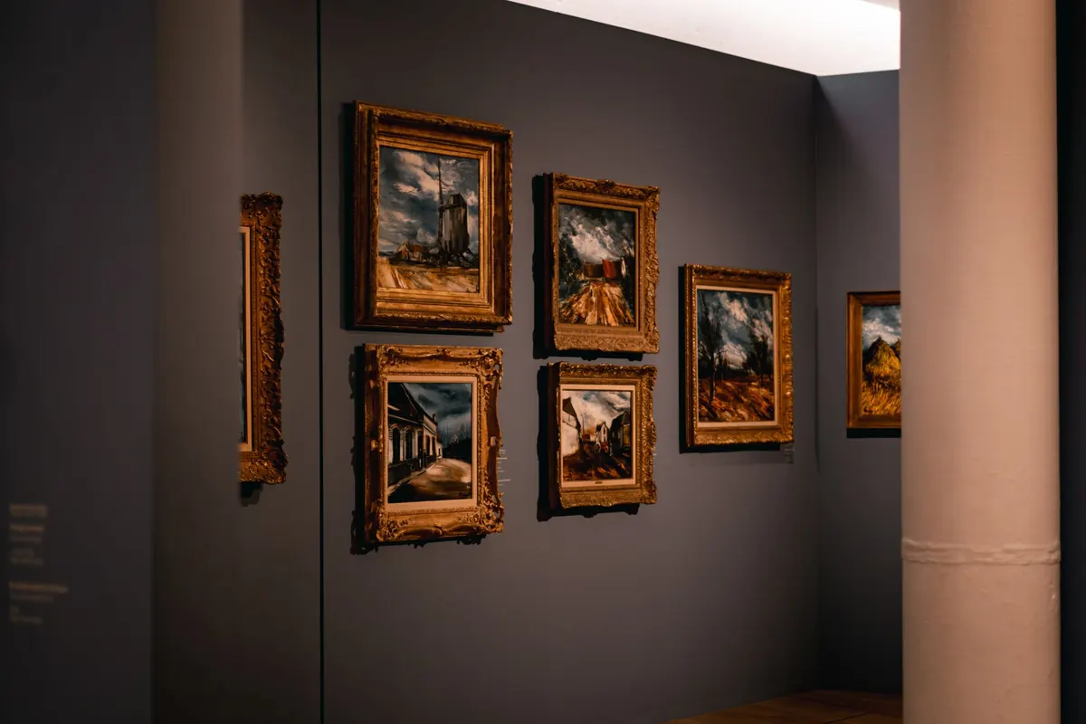 10 Common Mistakes to Avoid When Hanging a Community Art Exhibition